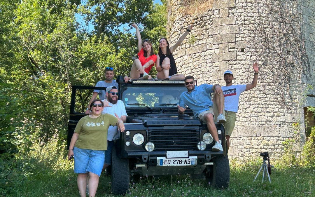 Voiture avec un groupe de personne